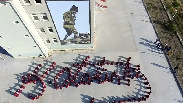 İmam Hatip öğrencilerinden Atatürk kareografisi