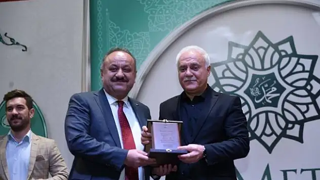 Nihat Hatipoğlu konferansına vatandaşlardan yoğun ilgi