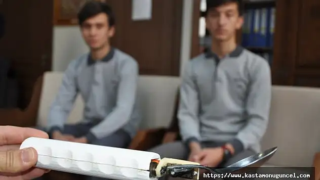 Öğrenciler içindekiler dökülmeyen kaşık tasarladı