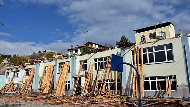 50 yıllık Dumlupınar Ortaokulu'nun yıkımına başlandı