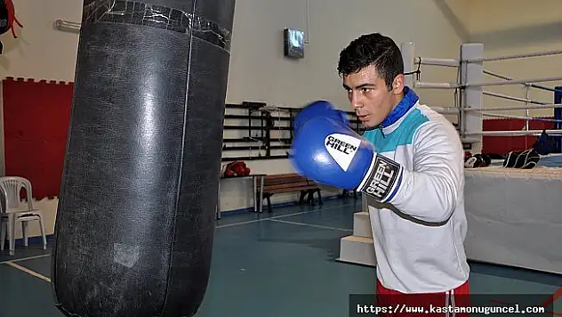 Yumruklarını babası için sallıyor