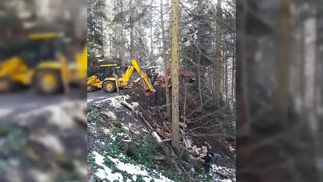 Devrilmek üzere olan kamyonu köylüler kurtardı