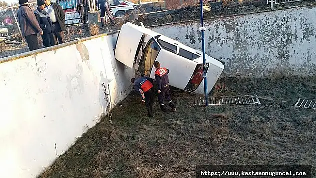 Direksiyon hakimiyetini kaybeden sürücü, otelin bahçesine düştü