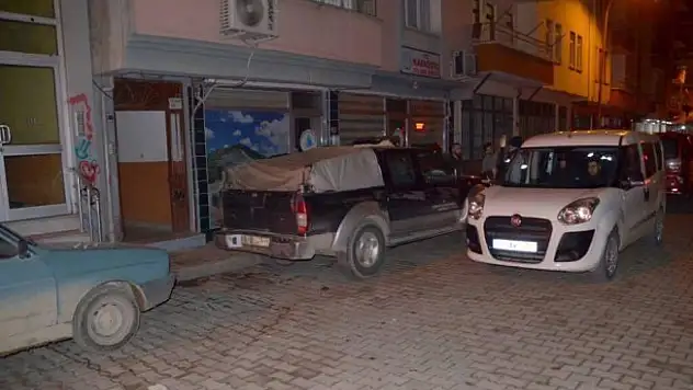 Odun keserken kardeşini yaraladı