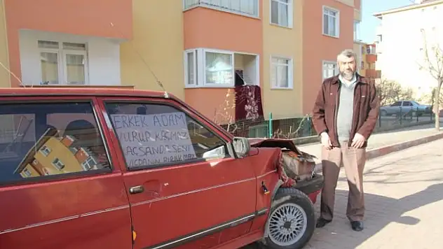 Otomobiline çarpan kişiyi cama astığı yazıyla arıyor