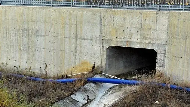 Tosya'da köylü vatandaşlar su borusuna isyan etti