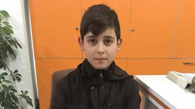 Yolda 15 bin lira bulan çocuk parayı sahibine ulaştırdı