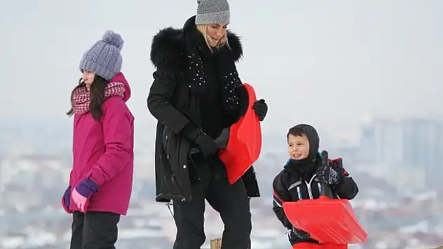 Çağla Şikel çocuklarıyla karın keyfini çıkardı