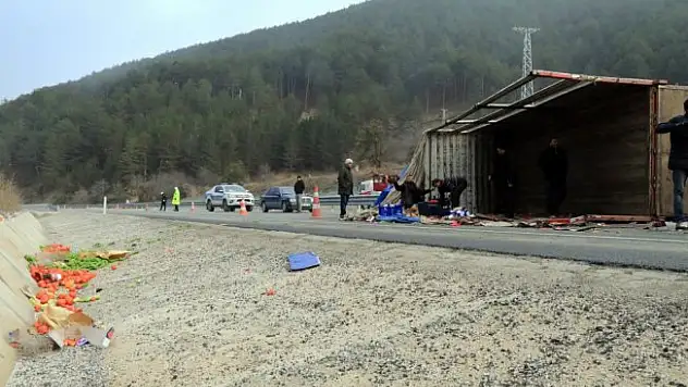 Sebze yüklü kamyon devrildi: 1 yaralı