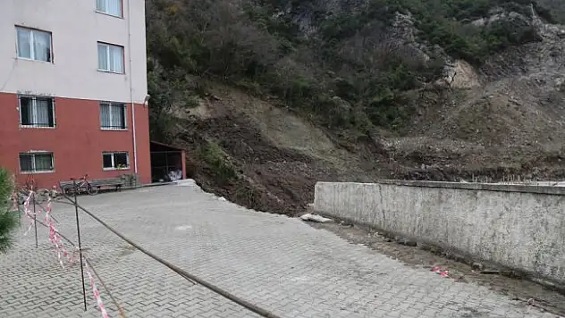 Heyelan nedeniyle kız yurdu boşaltıldı