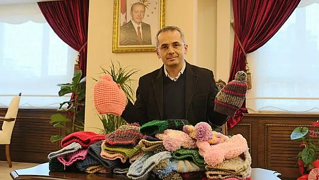 İhtiyaç sahibi öğrenciler için şapka ördü