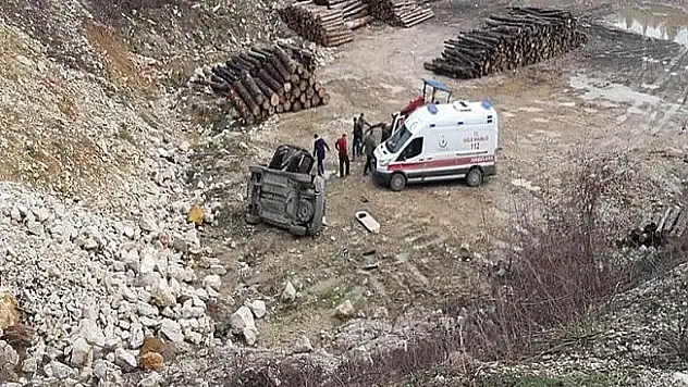 Otomobil 40 metrelik uçuruma yuvarlandı: 2 yaralı