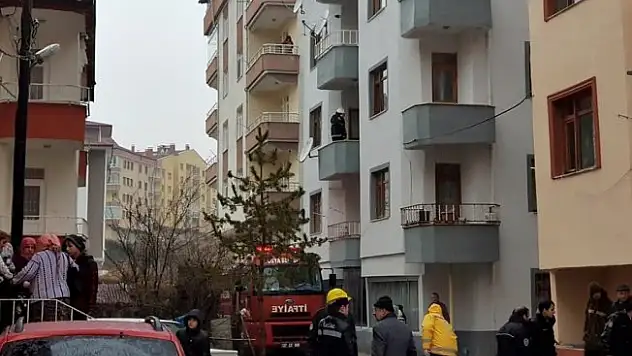 3. katta çıkan yangında yaşlı adam pencereden atladı