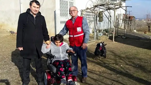 Engelli genç kıza, akülü tekerlekli sandalye hediye edildi