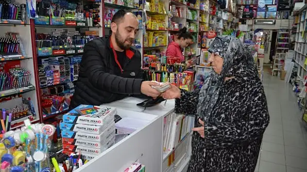 İş yerinin önünde bulduğu 17 bin lirayı sahibine ulaştırdı