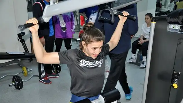 Kardeşi için başladığı boksta hedefi Avrupa şampiyonluğu