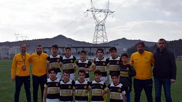 Kastamonu U-13 maçında minik sporculardan Türk ordusuna destek