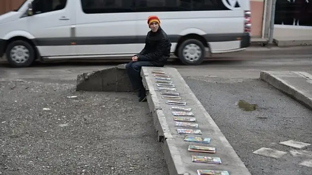 Babasına yakılması için verilen kitapları satarak harçlığını çıkartıyor