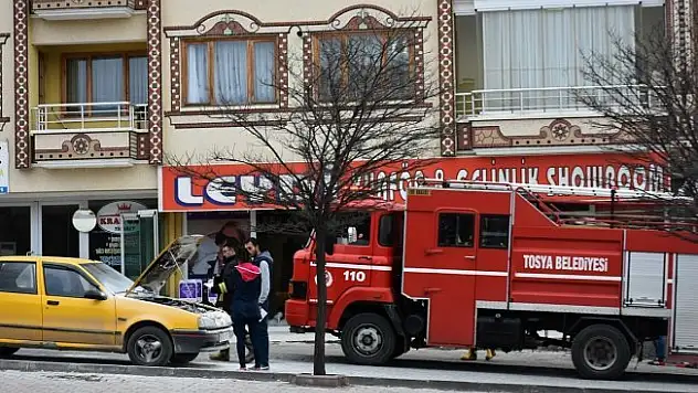 Park halindeki otomobil motor kısmından alev aldı