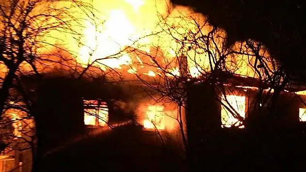 Şömineden çıkan yangın, iki katlı evi küle çevirdi