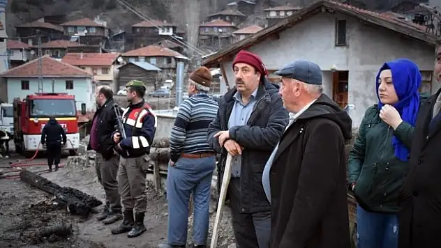 8 evin yandığı yangında ölen yaşlı kadının cesedi enkaz altında!