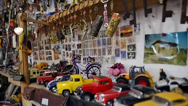 Çocukluğundan bu yana 'biriktirdiği hayatı' atölyesinde sergiliyor