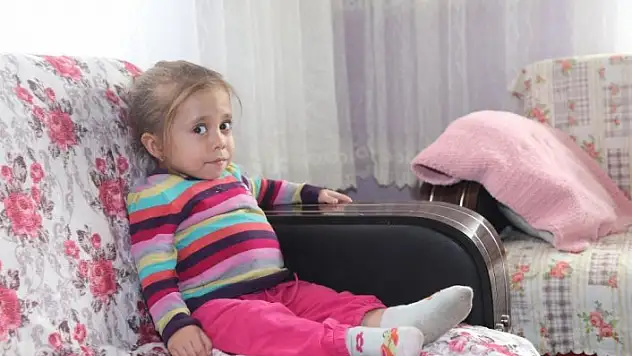 'Cücelik' teşhisi konulan kızının ameliyatı için yardım bekliyor
