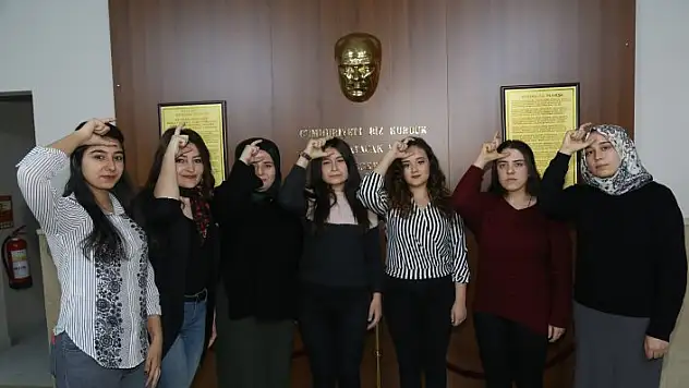 İşaret dilini öğrenip Mehmetçik için klip çektiler