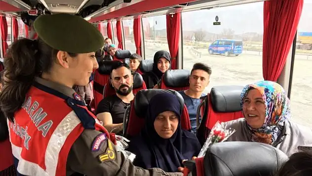 Jandarma bu kez araçları kutlama için durdurdu