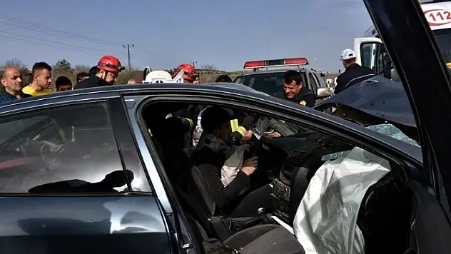 Kontrolden çıkan otomobil refüje çarptı: 1 ölü, 1 yaralı