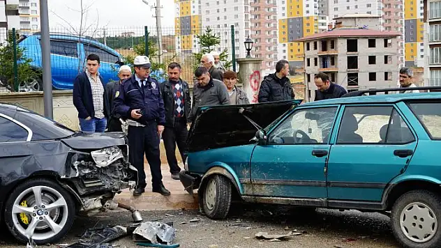 Yoldan çıkan araç, park halindeki otomobile çarptı: 3 yaralı