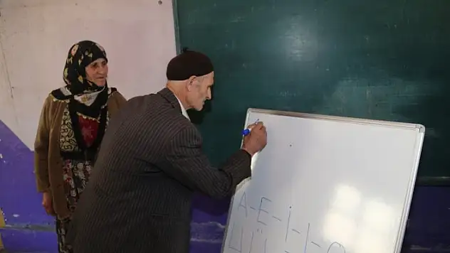 Hayatı paylaşan çift birlikte okuma yazma öğreniyor