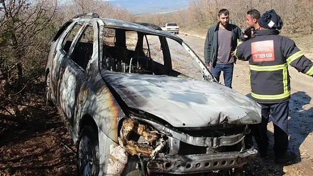 Seyir halindeki otomobil alev aldı