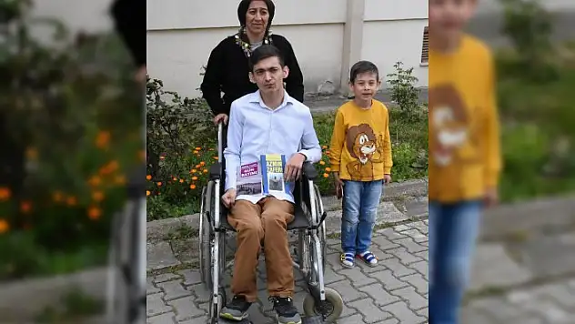 Tek parmağıyla yazdığı ikinci kitabı yayımlandı