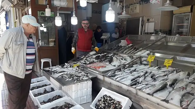 Tezgahlar lapin, iskorpit ve iskiri balıklarıyla şenlendi