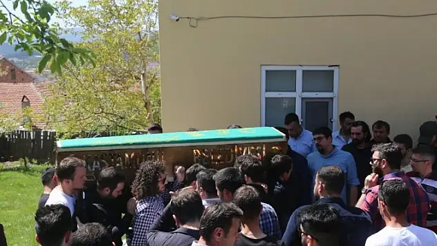 Trafik kazasında ölen üniversite öğrencisi toprağa verildi