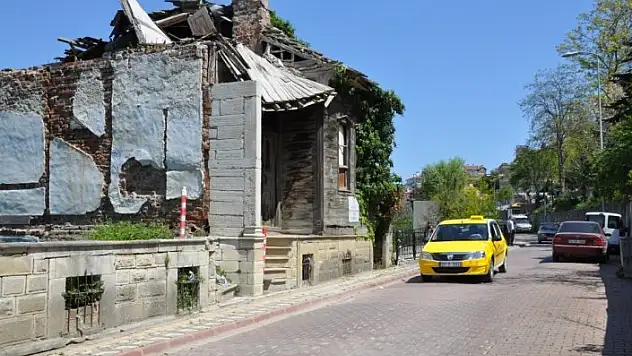 Yıkılma tehlikesi bulunan ev ve duvar için önlem alınması isteniyor