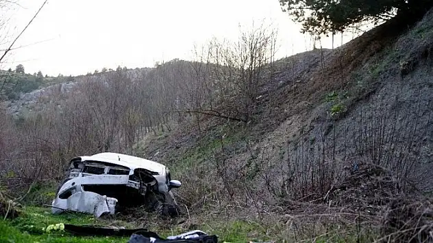 Yoldan çıkan otomobil çaya uçtu: 1 ölü, 1 yaralı