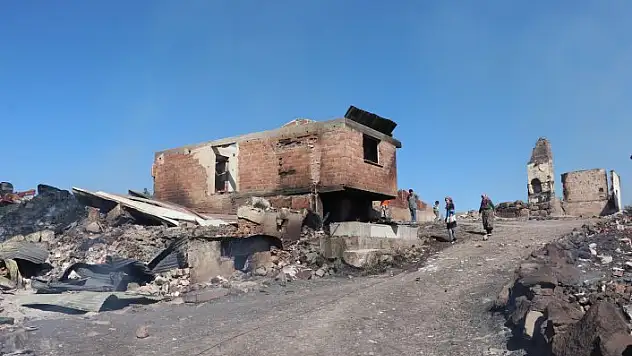 11 hanelik mahallede 7 ev yandı