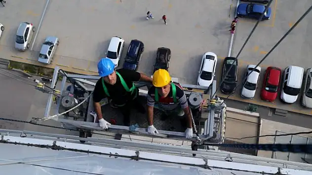 '50 metre yüksekte iki telin ucunda temizlik'