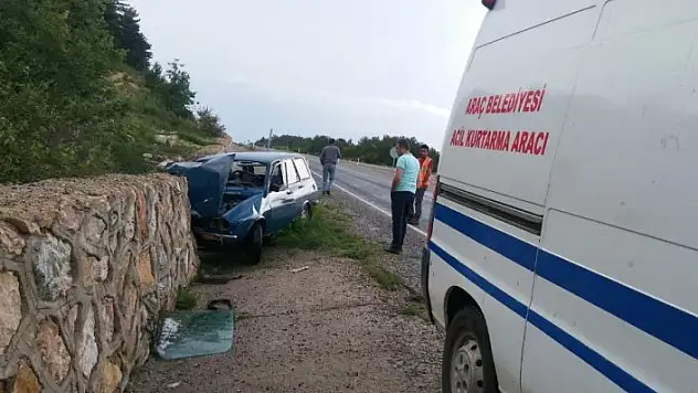 Doluya kapılan otomobil istinat duvarına çarptı