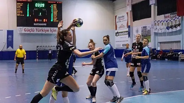 Ertelenen hentbol maçında ilginç bir olay yaşandı