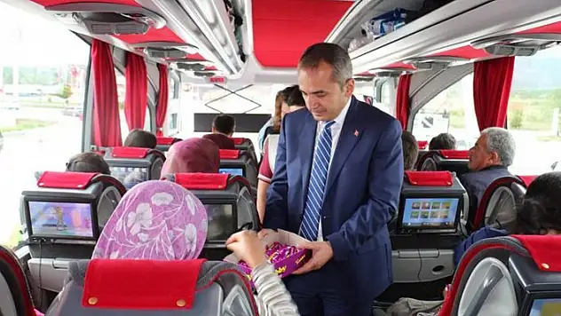 Kaymakam Pişkin, sürücülere çikolata ve çiçek verdi