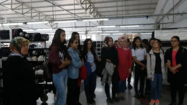 Öğrenciler giyim üretim teknolojisini gezerek öğrendi