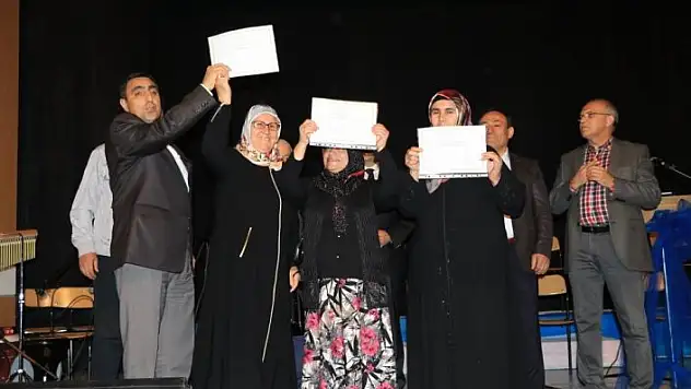 Okuma yazma öğrenen kadınların mezuniyet sevinci