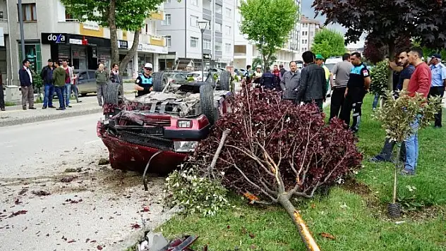 Otomobil refüjde ağaçlara çarparak takla attı: 1 yaralı