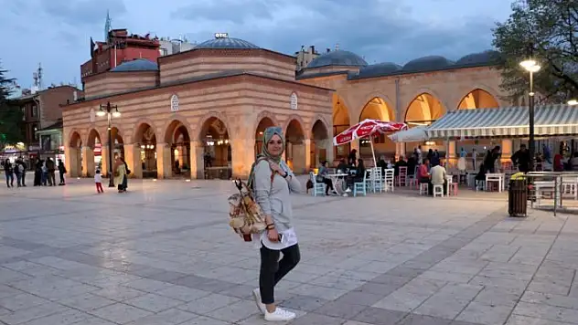 Sosyal medyadan kazandığı parayla ülke ülke geziyor