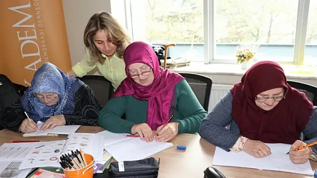 Üç kız kardeş azimleriyle 'okumanın yaşı yok' dedirtti