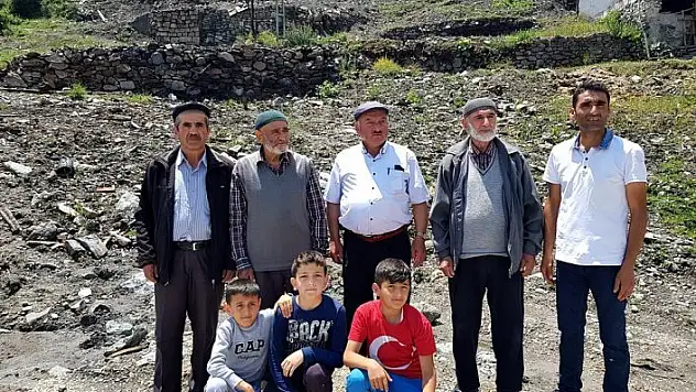 8 evin yandığı ve 1 kişinin hayatını kaybettiği köyde vatandaşlar dertli