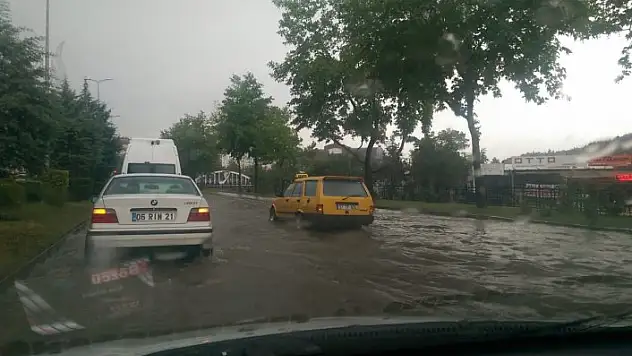 Aniden bastıran sağanak yağış, hayatı felç etti
